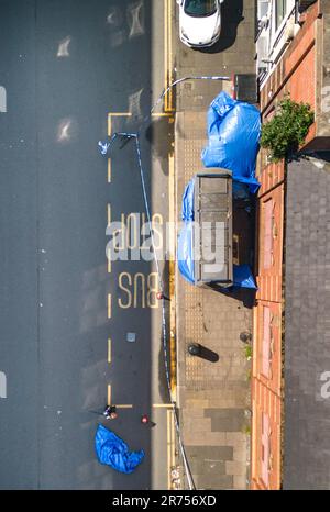 Hunters Road, Hockley, Birmingham 13. Juni 2023 - West Midlands Police on Hunters Road, nachdem ein 41-jähriger Mann an einer Bushaltestelle in Birmingham am Montagabend erstochen wurde. Ein Gerichtsmediziner wurde mit einem Scanner gesehen, um den Tatort in der Hockley-Gegend der Stadt zu kartografieren. Die Offiziere haben zwei Leute verhaftet. Die Sanitäter riefen gestern nach 8pm Uhr die Polizei zur Hunters Road in Hockley, aber trotz ihrer Bemühungen starb der 41-jährige Mann am Tatort. Seine Familie wurde informiert. Kredit: Stop Press Media/Alamy Live News Stockfoto