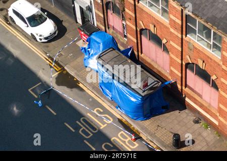 Hunters Road, Hockley, Birmingham 13. Juni 2023 - West Midlands Police on Hunters Road, nachdem ein 41-jähriger Mann an einer Bushaltestelle in Birmingham am Montagabend erstochen wurde. Ein Gerichtsmediziner wurde mit einem Scanner gesehen, um den Tatort in der Hockley-Gegend der Stadt zu kartografieren. Die Offiziere haben zwei Leute verhaftet. Die Sanitäter riefen gestern nach 8pm Uhr die Polizei zur Hunters Road in Hockley, aber trotz ihrer Bemühungen starb der 41-jährige Mann am Tatort. Seine Familie wurde informiert. Kredit: Stop Press Media/Alamy Live News Stockfoto