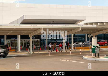 Terminalgebäude am internationalen Flughafen Manuel Crescencio Rejón, Merida, Mexiko Stockfoto