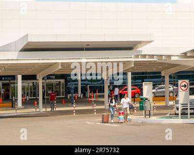 Terminalgebäude am internationalen Flughafen Manuel Crescencio Rejón, Merida, Mexiko Stockfoto