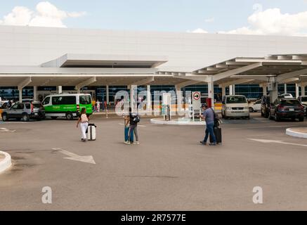 Terminalgebäude am internationalen Flughafen Manuel Crescencio Rejón, Merida, Mexiko Stockfoto