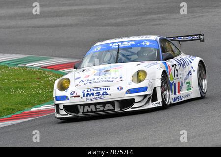 Scarperia, 2. April 2023: Porsche 997 GT3 RSR Jahr 2009 in Aktion während des Mugello Classic 2023 auf dem Mugello Circuit in Italien. Stockfoto