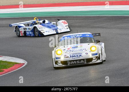 Scarperia, 2. April 2023: Porsche 997 GT3 RSR Jahr 2009 in Aktion während des Mugello Classic 2023 auf dem Mugello Circuit in Italien. Stockfoto