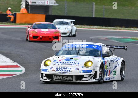 Scarperia, 2. April 2023: Porsche 997 GT3 RSR Jahr 2009 in Aktion während des Mugello Classic 2023 auf dem Mugello Circuit in Italien. Stockfoto