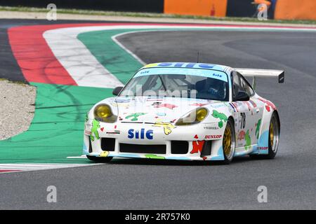 Scarperia, 2. April 2023: Porsche 993 GT2 Jahr 1995 in Aktion während Mugello Classic 2023 auf dem Mugello Circuit in Italien. Stockfoto