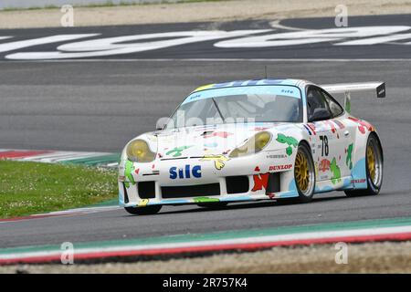 Scarperia, 2. April 2023: Porsche 993 GT2 Jahr 1995 in Aktion während Mugello Classic 2023 auf dem Mugello Circuit in Italien. Stockfoto