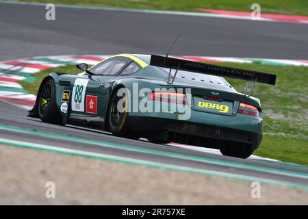 Scarperia, 2. April 2023: Aston Martin DBR9. Jahr 2006 in Aktion während des Mugello Classic 2023 auf dem Mugello Circuit in Italien. Stockfoto