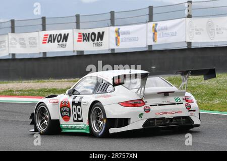 Scarperien, 2. April 2023: Porsche 997 GT3 R Jahr 2010 in Aktion während des Mugello Classic 2023 auf dem Mugello Circuit in Italien. Stockfoto