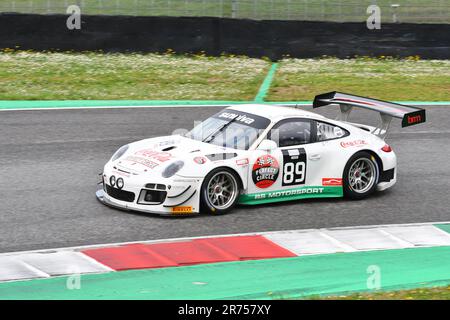 Scarperien, 2. April 2023: Porsche 997 GT3 R Jahr 2010 in Aktion während des Mugello Classic 2023 auf dem Mugello Circuit in Italien. Stockfoto