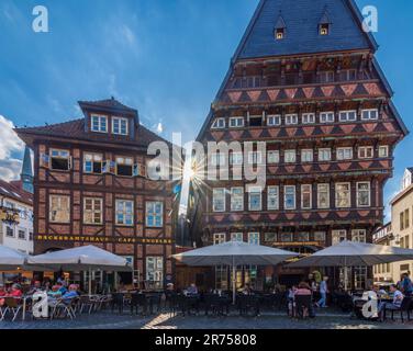 Hildesheim, Marktplatz, Bäckeramtshaus, Knochenhaueramtshaus, Freiluftrestaurant, Fachwerkhäuser, Altstadt in der Region Hannover, Niedersachsen Stockfoto