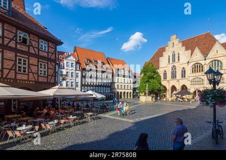 Hildesheim, Marktplatz, Bäckeramtshaus, Rathaus, Freiluftrestaurant, Fachwerkhäuser, Altstadt in der Region Hannover, Niedersachsen, Deutschland Stockfoto