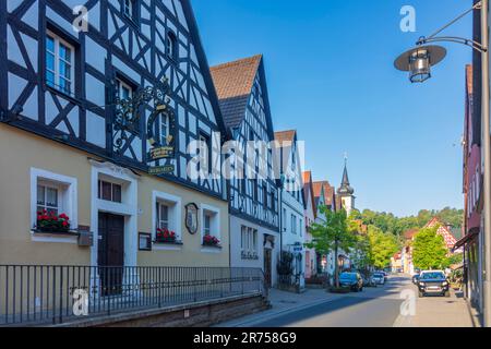 Pottenstein, Fachwerkhäuser in der Altstadt, Kirche St. Bartholomäus in der fränkischen Schweiz, Bayern Stockfoto