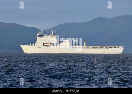 RFA Mounts Bay ist ein Hilfslandeschiff der Bay-Klasse der Royal Fleet Auxiliary, das hier auf der Clyde-Flussmündung in Schottland segelt Stockfoto