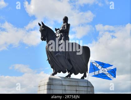 Die Robert the Bruce Statue am Bannockburn Memorial in Stirling, Schottland, mit schottischer Unabhängigkeitsflagge. Stockfoto