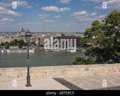 Menschen auf der malerischen Promenade entlang der Donau in Budapest, Ungarn Stockfoto