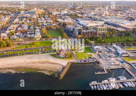 Luftaufnahme eines Riesenrads am Ufer der Stadt bei Sonnenuntergang in Geelong in Victoria, Australien Stockfoto