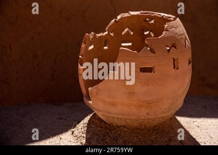 Alte Vase, die absichtlich in dekorativer Weise zerbrochen wurde, Marokko Stockfoto