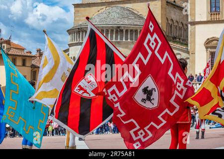 Italien, Toskana, Arezzo, die Fahnenschwinger auf dem Hauptplatz von Arezzo, Piazza Grande voller Touristen Stockfoto