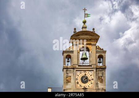 Italien, Toskana, Arezzo, Detail des Uhrenturms des Schlosses der Laienbrüderschaft / Palazzo della Fraternità dei Laici Stockfoto