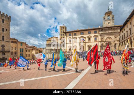 Italien, Toskana, Arezzo, die Fahnenschwinger auf dem Hauptplatz von Arezzo, Piazza Grande voller Touristen Stockfoto