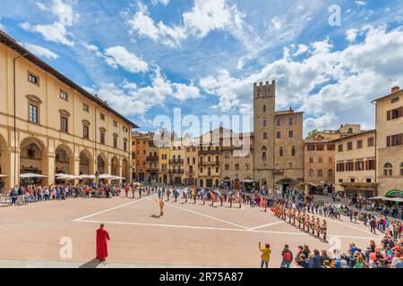 Italien, Toskana, Arezzo, die Fahnenschwinger auf dem Hauptplatz von Arezzo, Piazza Grande voller Touristen Stockfoto