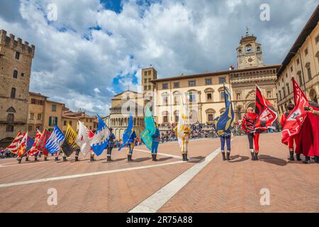 Italien, Toskana, Arezzo, die Fahnenschwinger auf dem Hauptplatz von Arezzo, Piazza Grande voller Touristen Stockfoto