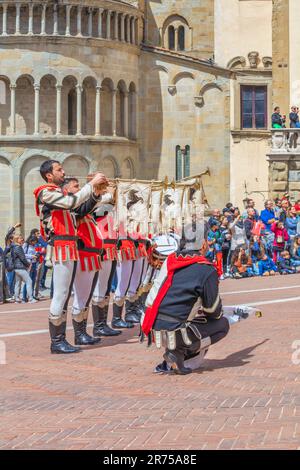 Italien, Toskana, Arezzo, die Fahnenschwinger und Musiker auf dem Hauptplatz von Arezzo, Piazza Grande voller Touristen Stockfoto