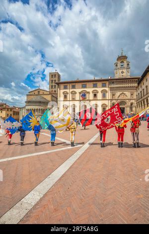 Italien, Toskana, Arezzo, die Fahnenschwinger auf dem Hauptplatz von Arezzo, Piazza Grande voller Touristen Stockfoto