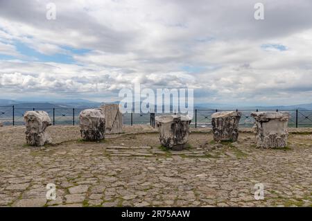 Ein Bild der getrennten Säulenspitzen in der Nähe des Trajan-Tempels in der Pergamon-Antike Stadt. Stockfoto