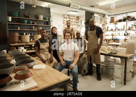 Vielfältige Keramikgruppe, die in einem Töpferstudio arbeitet Stockfoto