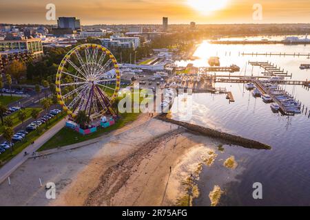 Luftaufnahme eines Riesenrads am Ufer der Stadt bei Sonnenuntergang in Geelong in Victoria, Australien Stockfoto