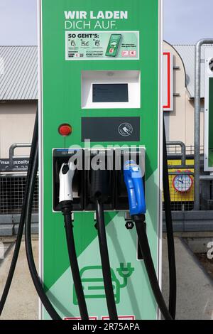 Ladestation für Elektrofahrzeuge mit 3 verschiedenen Steckdosentypen, Deutschland, Nordrhein-Westfalen Stockfoto