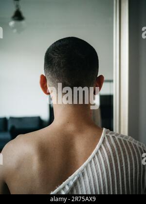 Mann, kurzes Haar, Oberteil, Schulterhöhe, Rückansicht, Stockfoto