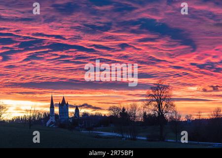 Kräftiges Abendrot, die Sonne erleuchtet die Unterseite der Stratocumuluswolken, Deutschland, Bayern Stockfoto