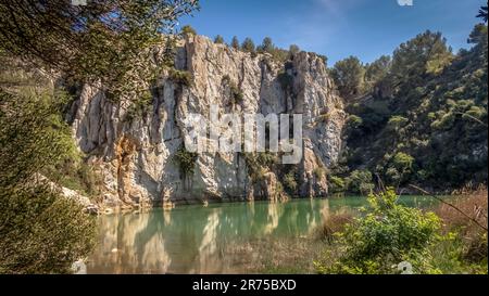 Kalksteinschlucht in der Nähe von Fleury d'Aude, die mit dem Mittelmeer verbunden ist und einen See bildet. Das Hotel befindet sich im Parc naturel régional de la Narbonnaise en Méditerranée. Stockfoto