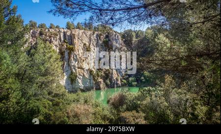 Kalksteinschlucht in der Nähe von Fleury d'Aude, die mit dem Mittelmeer verbunden ist und einen See bildet. Das Hotel befindet sich im Parc naturel régional de la Narbonnaise en Méditerranée. Stockfoto