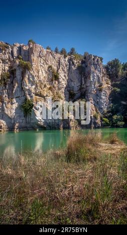 Kalksteinschlucht in der Nähe von Fleury d'Aude, die mit dem Mittelmeer verbunden ist und einen See bildet. Das Hotel befindet sich im Parc naturel régional de la Narbonnaise en Méditerranée. Stockfoto