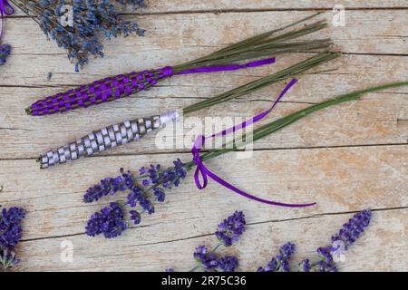 Englischer Lavendel (Lavandula angustifolia, Lavandula officinalis), Lavendelstangen, frischer Lavendel mit Satinband für Leinenschrank Stockfoto