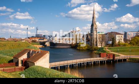 Blick von der Festung Kastellet nach St. Albans Kirche, rauchende Schornsteine dahinter, Amager Bakke Müllverbrennungsanlage, Kopenhagen, Hovedstaden Region, Dänemark Stockfoto