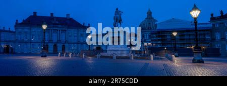 Schloss Amalienborg, Reiterstatue von König Frederick V., Frederikskirke, Nacht, Kopenhagen, Dänemark Stockfoto