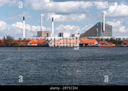 Amager Bakke Waste-to-Energy plant, Copenhill, Sloping Roof is a Ski Piste, Amager, Kopenhagen, Dänemark Stockfoto