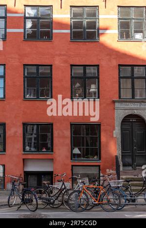 Fahrräder, rotes Wohnhaus, Kopenhagen, Dänemark Stockfoto