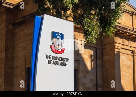 Adelaide, Südaustralien - 2. September 2019: Stand der University of Adelaide mit Logo auf dem Campus der Stadt an einem sonnigen Tag Stockfoto