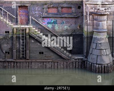 Kleine Flotte zwischen Zollkanal und Brooksfleet in Sandtorkai im Hamburger Lagerbezirk Speicherstadt Stockfoto