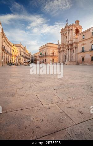 Syrakus, Sizilien, Italien. Stadtbild des historischen Zentrums von Syrakus, Sizilien, Italien mit altem Platz und Syrakus-Kathedrale bei Sonnenaufgang. Stockfoto