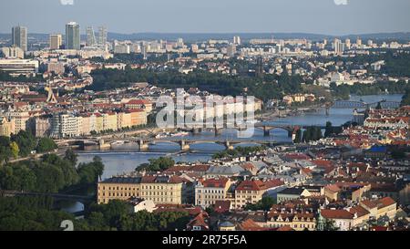 Prag, Tschechische Republik. 13. Juni 2023. Blick auf Prag von der Prager Burg, Tschechische Republik, 13. Juni 2023. Kredit: Michal Kamaryt/CTK Photo/Alamy Live News Stockfoto