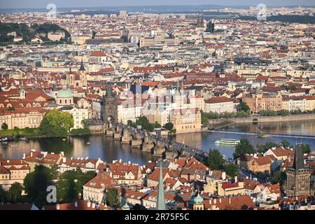 Prag, Tschechische Republik. 13. Juni 2023. Blick auf die Karlsbrücke von der Prager Burg, Prag, Tschechische Republik, 13. Juni 2023. Kredit: Michal Kamaryt/CTK Photo/Alamy Live News Stockfoto