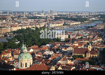 Prag, Tschechische Republik. 13. Juni 2023. Blick auf Prag von der Prager Burg, Tschechische Republik, 13. Juni 2023. Kredit: Michal Kamaryt/CTK Photo/Alamy Live News Stockfoto