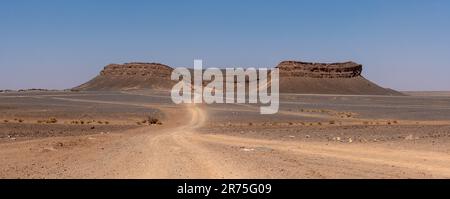 Der berühmte Hufeisenberg Gara Medouar in der Wüste bei Merzouga, bekannt für verschiedene Filmsets, Marokko Stockfoto