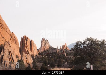 Der Garden of the Gods, ein beliebtes Outdoor-Reiseziel in Colorado, bietet einen malerischen Blick auf einen felsigen Hügel mit bemerkenswerten roten Felsformationen Stockfoto